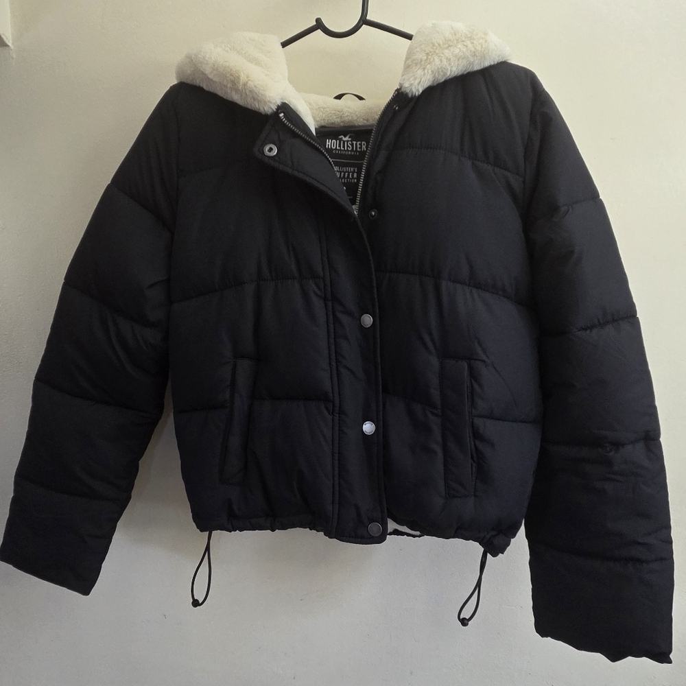 Hollister Women's Black Puffer Coat with Cream Hood